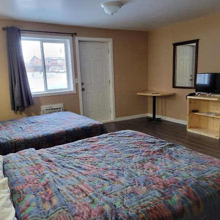 Lakewood Inn 100 Mile House Extérieur photo