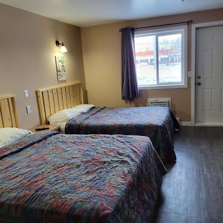 Lakewood Inn 100 Mile House Extérieur photo