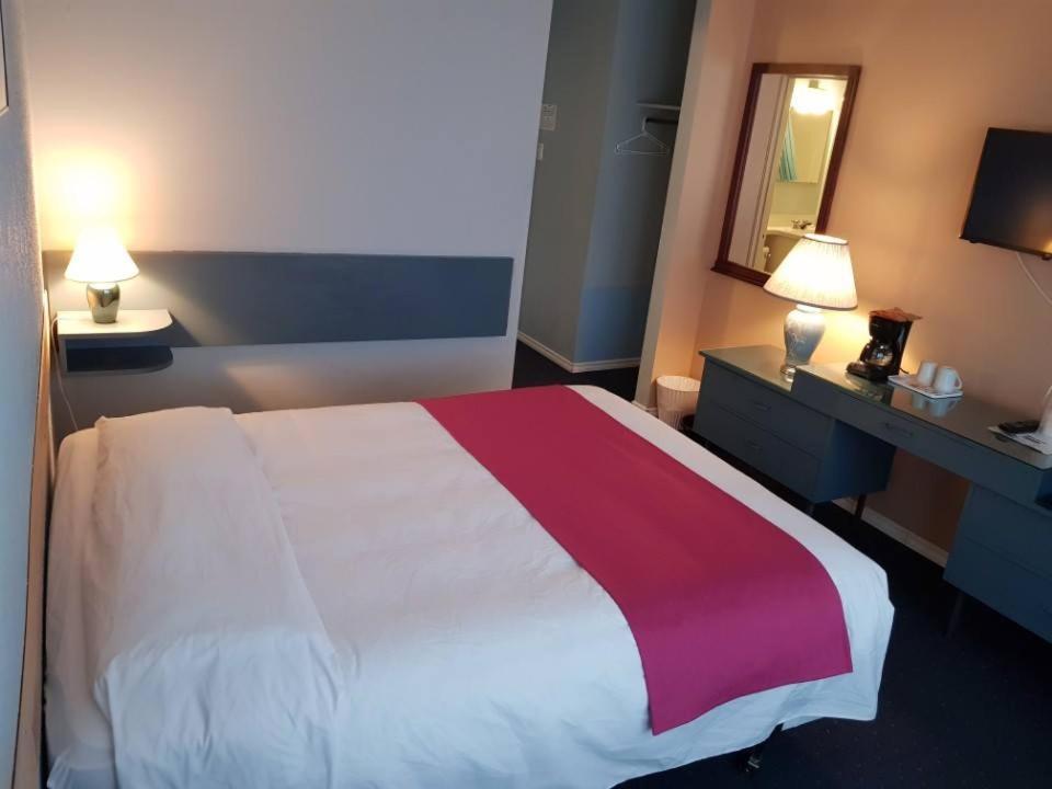Lakewood Inn 100 Mile House Extérieur photo