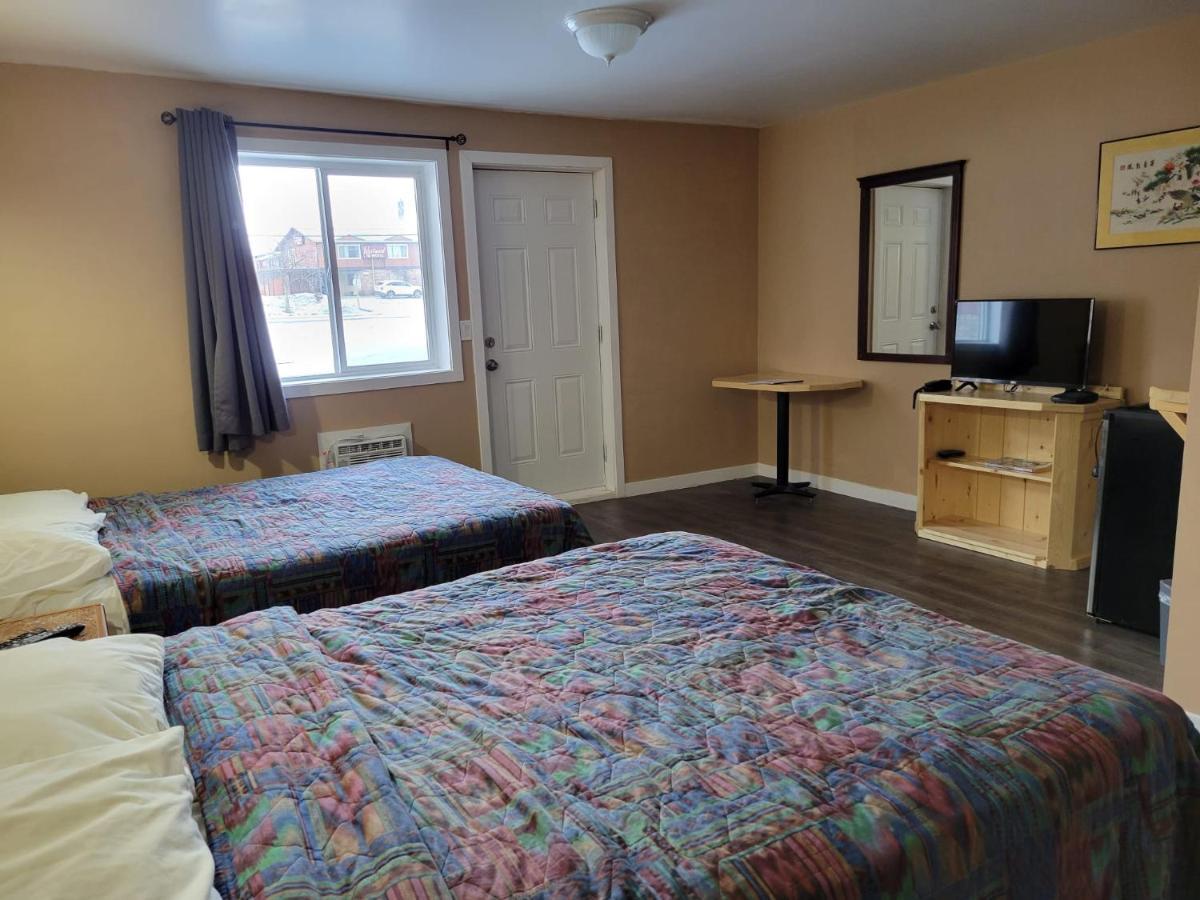 Lakewood Inn 100 Mile House Extérieur photo