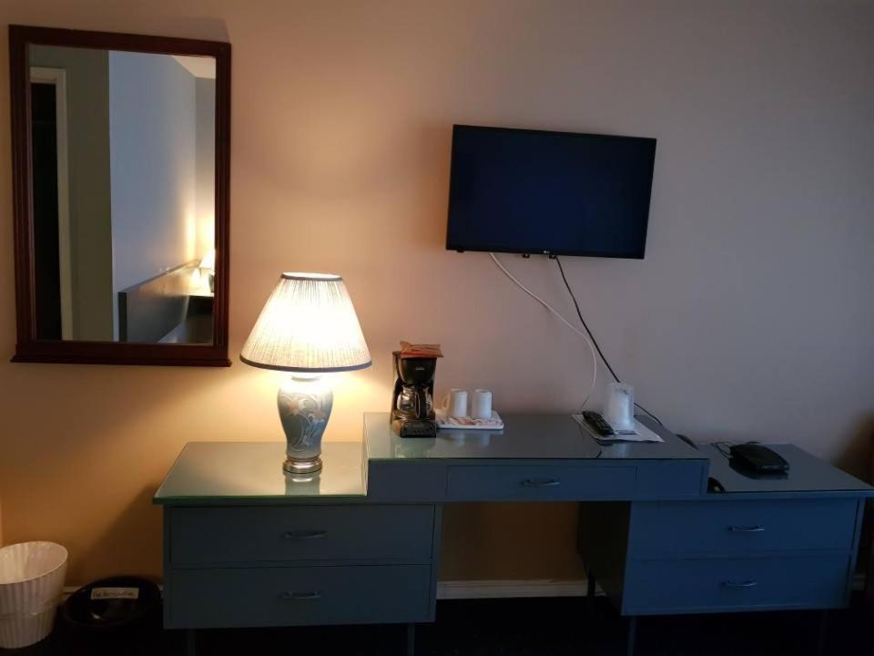 Lakewood Inn 100 Mile House Extérieur photo