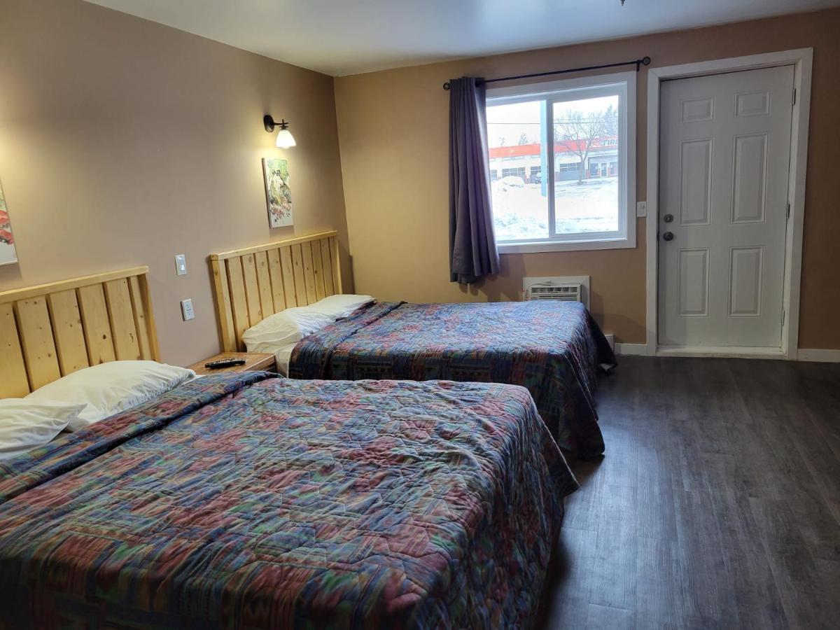 Lakewood Inn 100 Mile House Extérieur photo