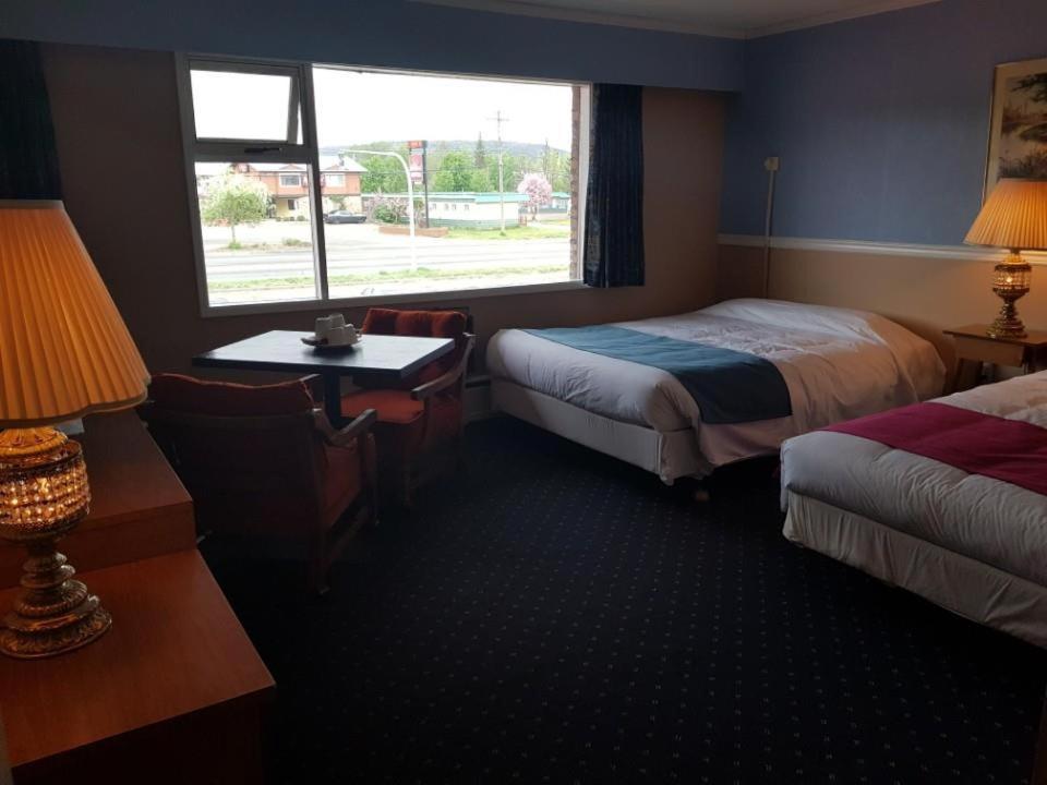 Lakewood Inn 100 Mile House Extérieur photo
