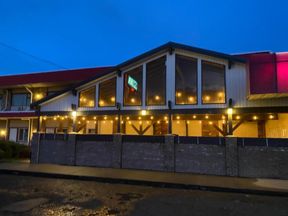 Lakewood Inn 100 Mile House Extérieur photo
