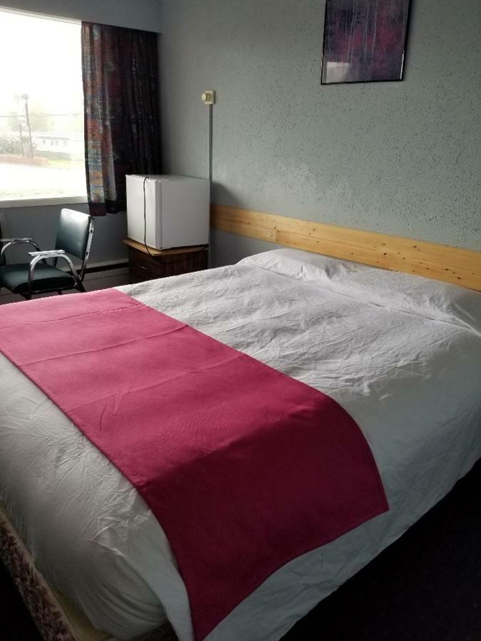 Lakewood Inn 100 Mile House Extérieur photo