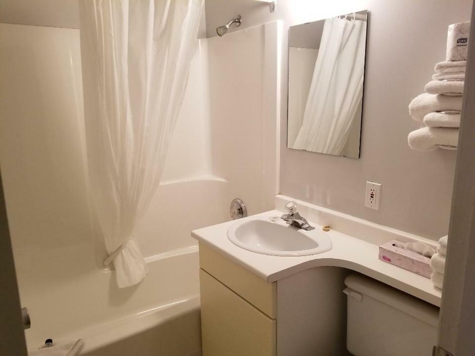 Lakewood Inn 100 Mile House Extérieur photo