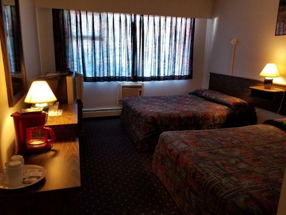 Lakewood Inn 100 Mile House Extérieur photo