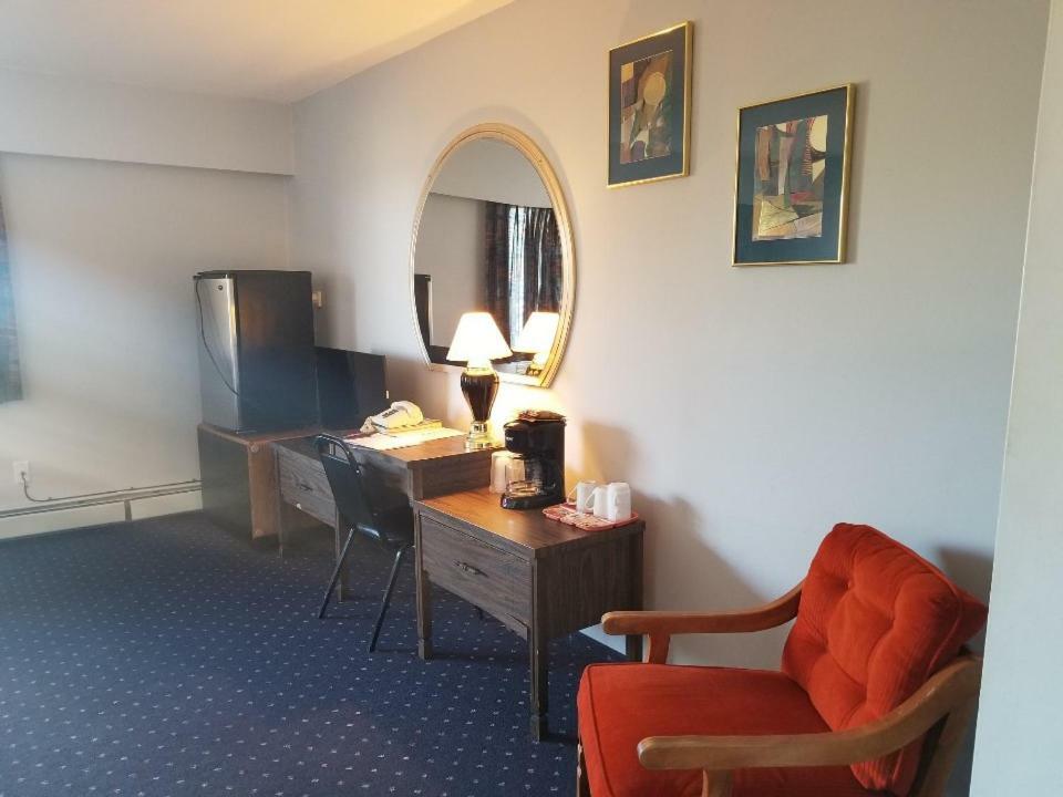 Lakewood Inn 100 Mile House Extérieur photo