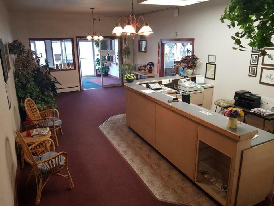 Lakewood Inn 100 Mile House Extérieur photo